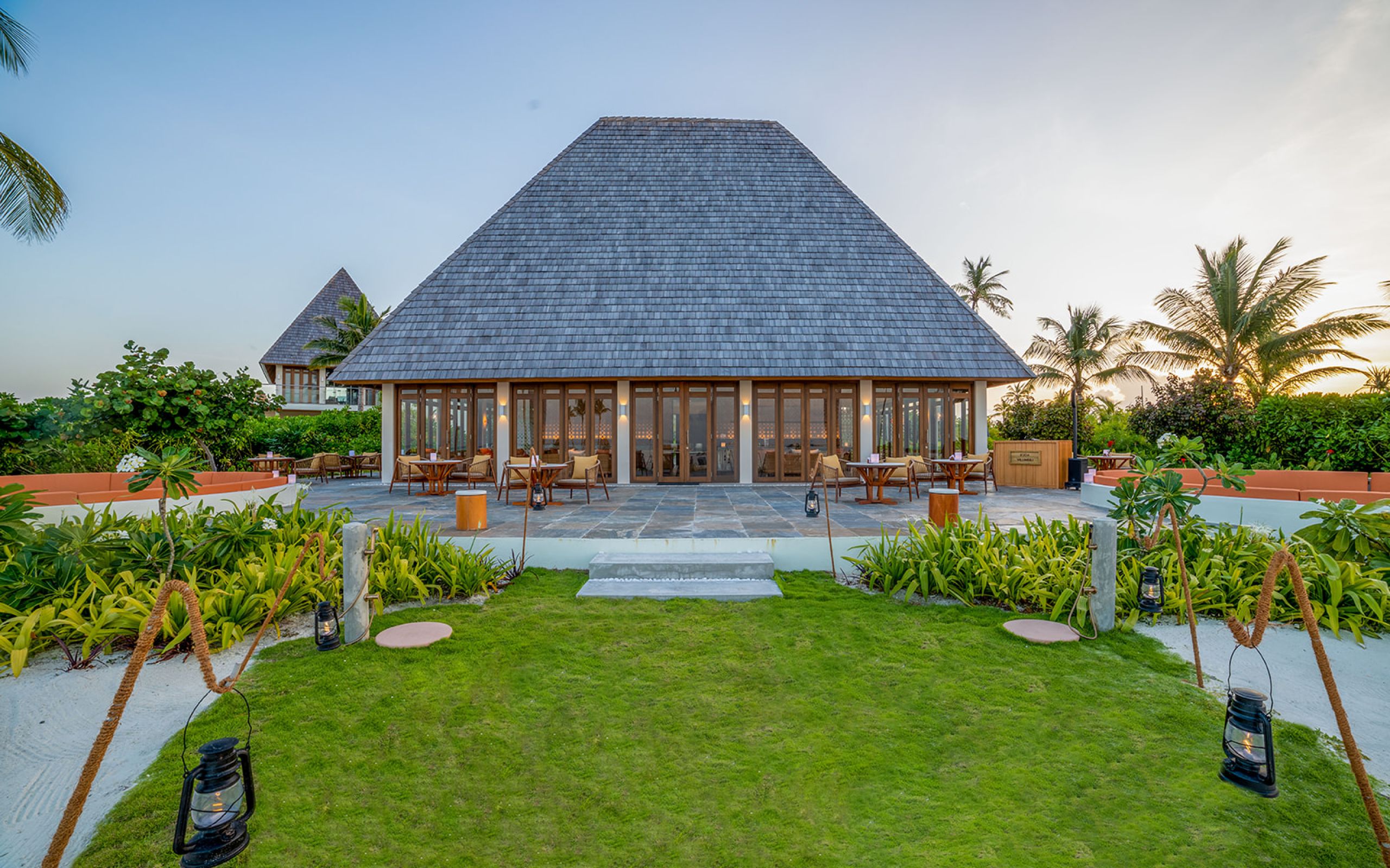 THE CLUB & BEACH